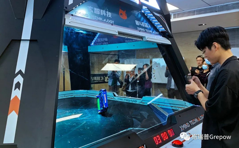 玄智科技同事在新辦公場(chǎng)所，展示了輕量級(jí)格斗機(jī)器人表演