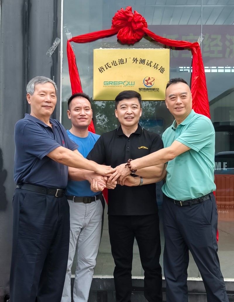 格瑞普副總經(jīng)理陳海波和星灣航空領(lǐng)導