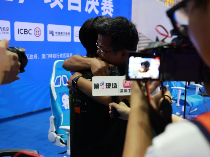 小白奪冠，師傅黃教練忍不住淚灑現(xiàn)場